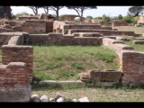 04538 ostia - regio i - insula xiv - caseggiato (i,xiv,7) - raum 3 (laden) von sueden - re neben der treppe - bli ri westen - gesehen von der via degli horrea epagathiana - 09-2023.jpg